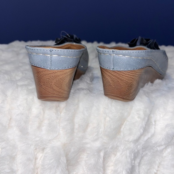 Light blue wedge sandals.  New.  Size 8. - Picture 2 of 9